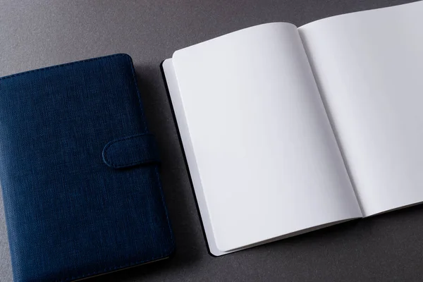 Közelkép Kék Notebook Nyitott Könyv Másolási Hely Szürke Háttér Irodalom — Stock Fotó