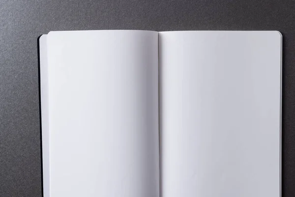 Närbild Öppen Bok Med Kopieringsutrymme Grön Bakgrund Litteratur Läsning Skrivning — Stockfoto