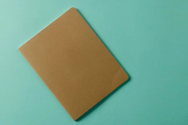Primer Plano Cuaderno Beige Con Espacio Copia Sobre Fondo Verde — Foto de Stock
