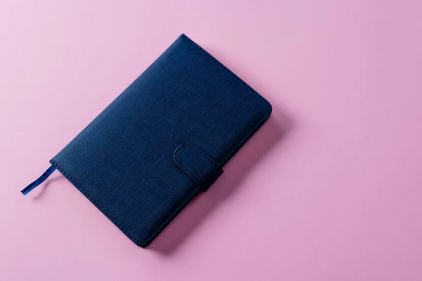Detailní Záběr Modrého Notebooku Kopírovacím Prostorem Růžovém Pozadí Literatura Čtení — Stock fotografie
