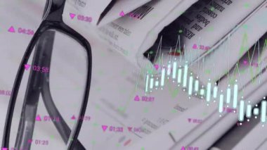 Masadaki gözlük ve gazetelerin birden fazla grafik ve alım satım panosunun animasyonu. Dijital bileşik, çoklu pozlama, rapor, iş dünyası, borsa, okuma ve yayınlama kavramı.