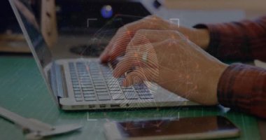 Parmak izi animasyonu, laptop kullanan beyaz bir adamın kesilmiş ellerine bağlı noktalar. Dijital bileşik, çoklu pozlama, biyometrik, iletişim, küreselleşme ve teknoloji.