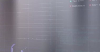 Grafiklerin animasyonu, dairelerin yüklenmesi ve şebeke üzerindeki ticaret panosu gri arkaplanla karşılaştırılıyor. Dijital olarak üretilmiş, hologram, illüstrasyon, rapor, iş, ilerleme ve borsa konsepti.
