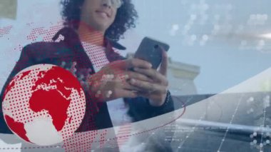 Küresel ve bilgisayar dillerinin animasyonu düşük açı üzerinden cep telefonu kullanan melez adamın görüntüsü. Dijital bileşik, çoklu pozlama, küreselleşme, soyut, kodlama ve teknoloji kavramı.