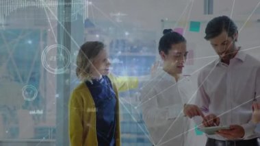 Ofiste birlikte tartışan çeşitli iş adamlarına karşı bağlantı ağının animasyonu. Küresel ağ ve iş teknolojisi kavramı