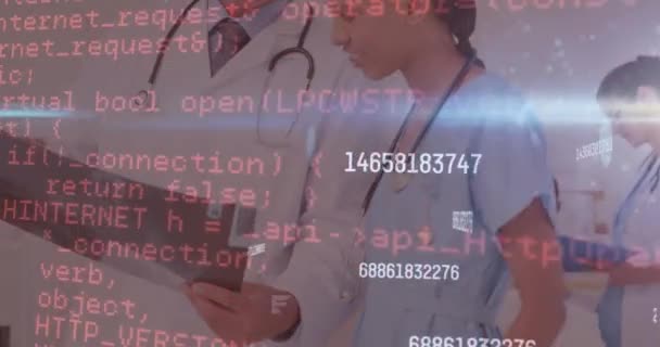 보고서를 분석하는 의사들에 대항하여 컴퓨터 언어의 숫자를 변경하는 애니메이션 디지털 — 비디오