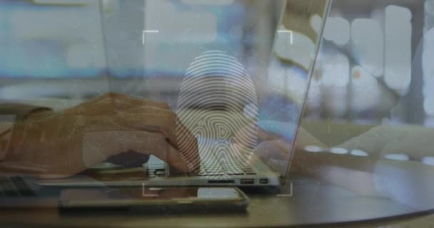 ノートパソコンを使って 切り取られた白人男性の手の上に指紋と接続されたドットのアニメーション デジタル複合体 複数の露出 生体認証 保護および技術の概念 — ストック動画