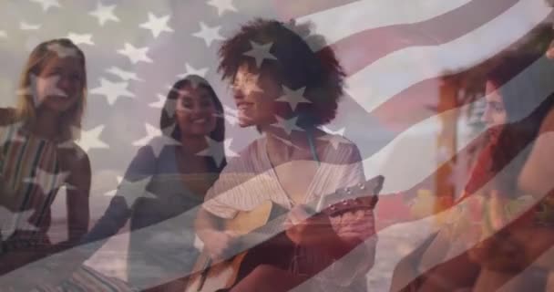 在海滩派对上不同朋友在美国国旗上的动画 美国的爱国主义 夏季和多样性概念数码视频 — 图库视频影像