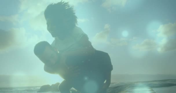 Melez Bir Adamın Karısına Kumsalda Sırtına Bindirdiği Işık Lekeleri Aşk — Stok video