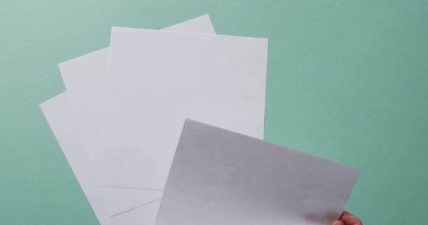 Ruka Drží Kus Papíru Kouscích Papíru Kopírovacím Prostorem Zeleném Pozadí — Stock video