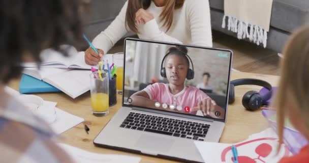 Склад Різноманітних Студентів Ноутбуці Онлайн Навчання Афроамериканською Школяркою Освіта Навчання — стокове відео