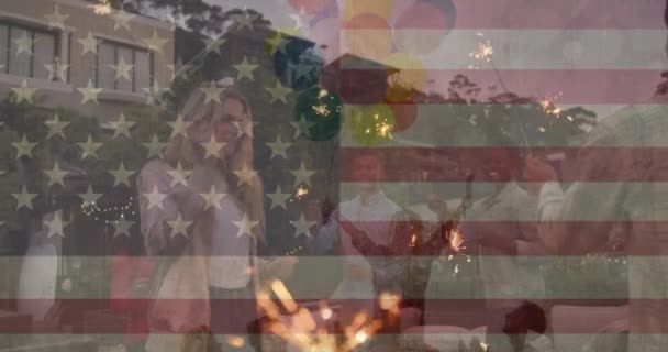 Анімація Різноманітних Друзів Пляжній Вечірці Над Прапором Сша Американський Патріотизм — стокове відео