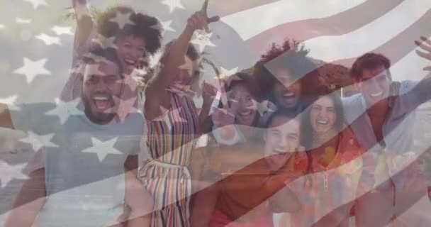 Animation Olika Vänner Stranden Över Flaggan Usa Amerikansk Patriotism Självständighet — Stockvideo