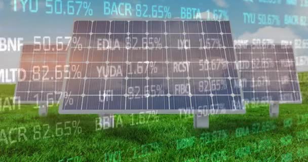 Animace Pestrobarevné Obchodní Desky Nad Solárními Panely Zeleném Poli Proti — Stock video