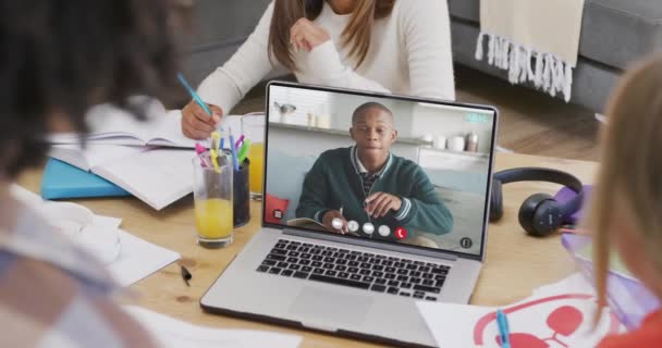 与非洲裔美国学生一起在笔记本电脑在线学习的多样化学生的组成 学习和在线教育概念 — 图库视频影像