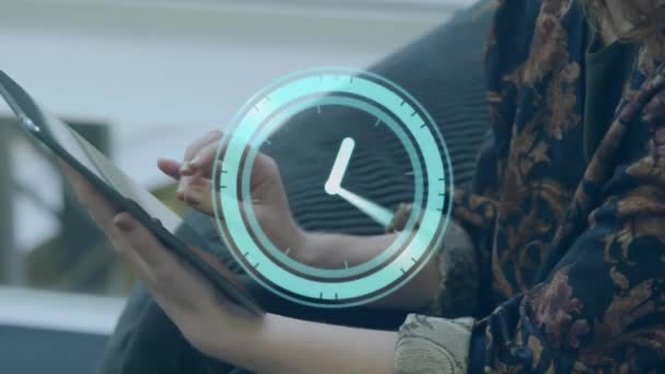 Animacja Neonowego Zegara Tykającego Nad Środkową Częścią Bizneswoman Korzystającej Tabletu — Wideo stockowe