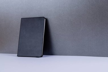 Siyah arkaplanda kopya alanı olan siyah defteri kapat. Edebiyat, okuma, yazma, boş zaman ve kitaplar..