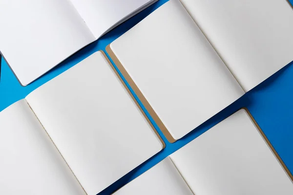 Fechar Livros Abertos Com Espaço Cópia Fundo Azul Literatura Leitura — Fotografia de Stock