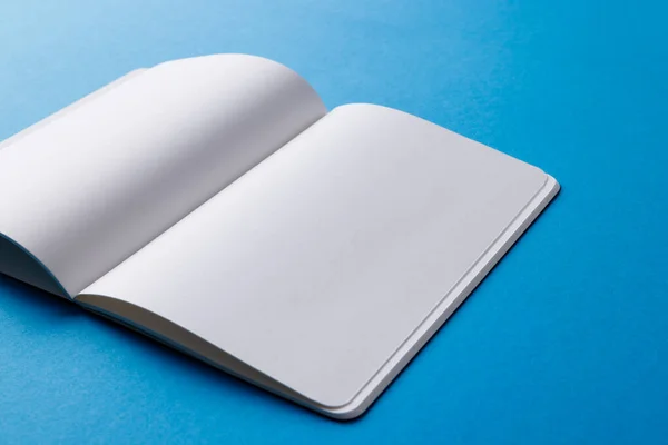 Närbild Öppen Bok Med Kopieringsutrymme Blå Bakgrund Litteratur Läsning Skrivning — Stockfoto