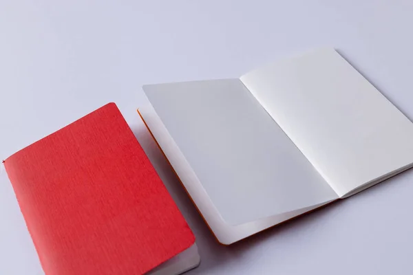 Nahaufnahme Von Rotem Notizbuch Und Aufgeschlagenem Buch Mit Kopierraum Auf — Stockfoto