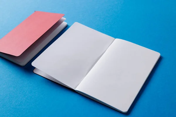 Közelkép Piros Notebook Nyitott Könyv Másolási Hely Kék Háttérrel Irodalom — Stock Fotó
