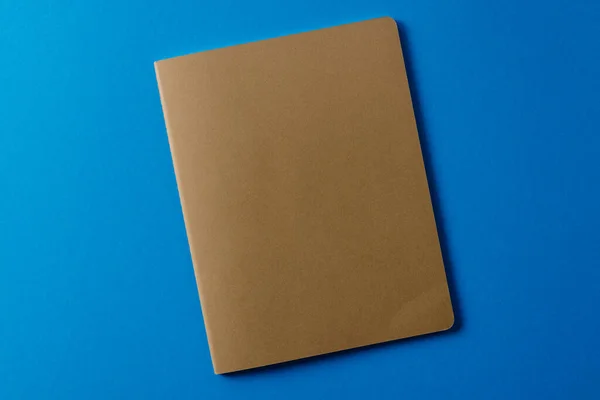 Primer Plano Cuaderno Beige Con Espacio Copia Sobre Fondo Azul — Foto de Stock
