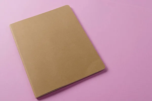 Primer Plano Cuaderno Beige Con Espacio Copia Sobre Fondo Rosa — Foto de Stock