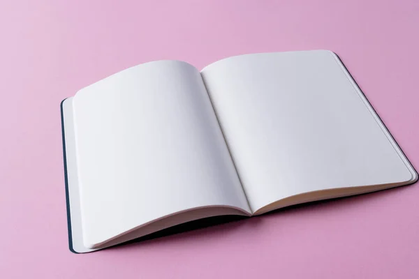Närbild Öppen Bok Med Kopieringsutrymme Rosa Bakgrund Litteratur Läsning Skrivning — Stockfoto