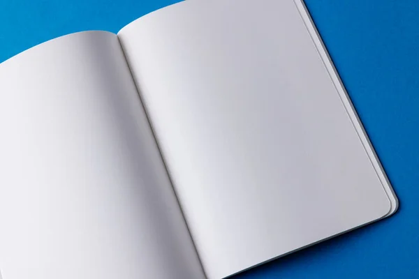 Närbild Öppen Bok Med Kopieringsutrymme Blå Bakgrund Litteratur Läsning Skrivning — Stockfoto