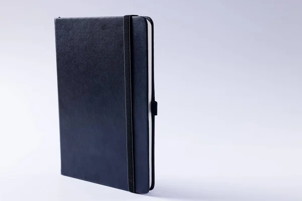 Primer Plano Del Cuaderno Negro Con Espacio Copia Sobre Fondo — Foto de Stock