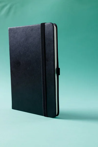 Primer Plano Del Cuaderno Negro Con Espacio Copia Sobre Fondo —  Fotos de Stock