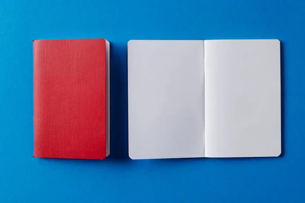 Zbliżenie Czerwony Notatnik Otwarty Księga Kopia Spacja Błękitny Tło Literatura — Zdjęcie stockowe
