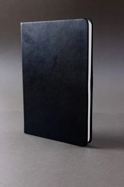 Primer Plano Del Cuaderno Negro Con Espacio Copia Sobre Fondo — Foto de Stock