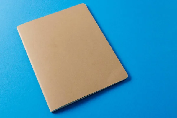 Primer Plano Cuaderno Beige Con Espacio Copia Sobre Fondo Azul — Foto de Stock