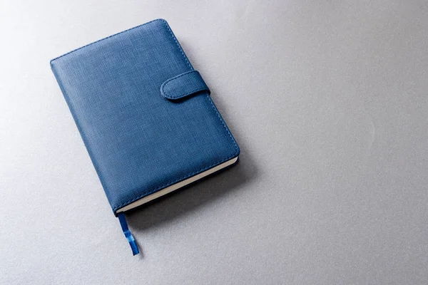 Primer Plano Del Cuaderno Azul Con Espacio Copia Sobre Fondo — Foto de Stock
