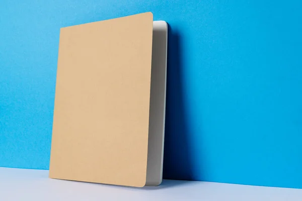 Close Notebook Bege Com Espaço Cópia Fundo Azul Literatura Leitura — Fotografia de Stock