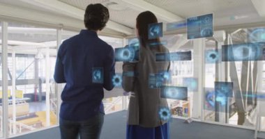 Eldivenlerin, radarların, bilgisayar dilinin, ofiste tartışan Kafkasyalı iş arkadaşlarının animasyonu. Dijital bileşik, çoklu pozlama, küreselleşme, iş dünyası, takım çalışması, kodlama ve teknoloji kavramı.