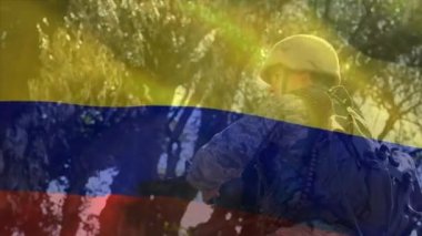 Kolombiya bayrağının beyaz askerin düşük açılı bakış açısıyla sallanışı. Dijital bileşim, çoklu pozlama, gurur, ordu, silahlı kuvvetler, özgürlük ve vatanseverlik.