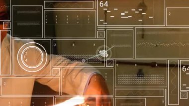 Çift ırklı erkek bilim adamı üzerinden bağlantı ve veri işleme ağının animasyonu. Küresel bilim, araştırma, hesaplama ve veri işleme kavramı dijital olarak oluşturulmuş video.