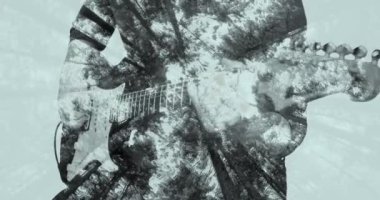 Kafkasyalı bir adamın siyah-beyaz gitar çalması üzerinde dönen ağaç tepelerinin animasyonu. Müzik, atmosfer, ruh hali ve yaratıcılık kavramı dijital olarak oluşturulmuş video.
