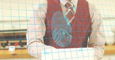 Dijital tablet kullanan Asyalı bir adama karşı biyometrik tarama. Dijital bileşik, çoklu pozlama, koruma, güvenlik, biyometrik, iş ve teknoloji kavramı.