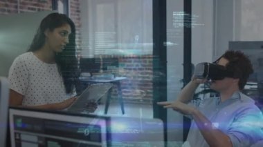 İkili kodların animasyonu, çoklu arayüz, VR kulaklık ve cep telefonu kullanan çeşitli iş arkadaşları. Dijital bileşik, çoklu pozlama, küreselleşme, iletişim, kodlama ve teknoloji kavramı.