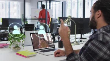 Ofisteki iki ırklı iş adamının simgeleriyle olan bağlantıların animasyonu. Küresel iş, finans, hesaplama ve veri işleme kavramı dijital olarak oluşturulmuş video.