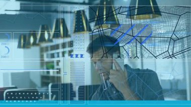 Grafik animasyonu, daireler, bilgisayar dili, harita modeli, cep telefonuyla konuşan beyaz adam. Dijital bileşik, çoklu pozlama, rapor, iş, kodlama ve teknoloji kavramı.