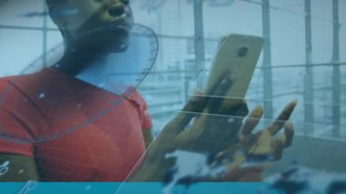 Sonar animasyonu, şebeke üzerindeki ses dalgaları cep telefonuyla konuşan Afrikalı Amerikalı kadına karşı. Dijital bileşik, çoklu pozlama, sonar, üç boyutlu ve teknoloji konsepti.