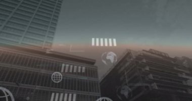 Küre, grafik ve bilgisayar dillerinin animasyonu, gökyüzüne karşı binaların düşük açılı görüntüsüne karşı. Dijital bileşim, rapor, iş dünyası, küreselleşme, kodlama ve mimari ve teknoloji kavramı.