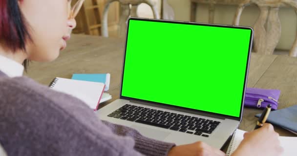 Összetétele Ázsiai Iskolás Lány Laptop Online Tanulás Zöld Képernyőn Oktatás — Stock videók