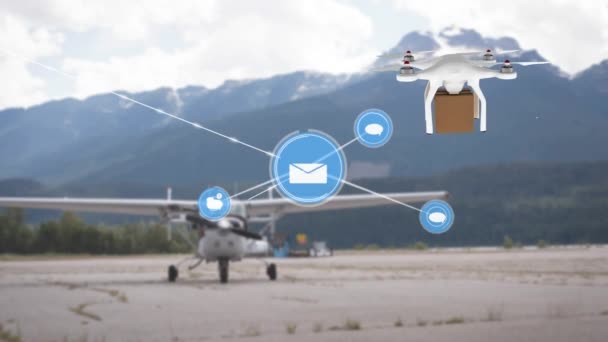 Animacja Połączonych Ikon Latające Drony Niosące Pudełko Zaparkowany Samolot Przed — Wideo stockowe