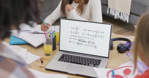 不同的学生组成的笔记本电脑在线学习与数学在屏幕上 学习和在线教育概念 — 图库视频影像