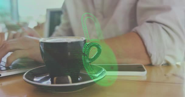 Bilgisayarında Kahve Olan Beyaz Adamın Göbeğinde Asma Kilit Üzerindeki Parmak — Stok video